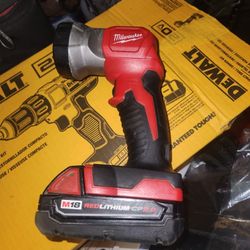Milwaukee m18 used light w/battery included. Firm Price/precio Firme🛑 