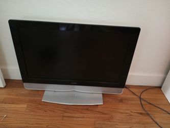 32' Cracked flat screen Vizio TV with remote