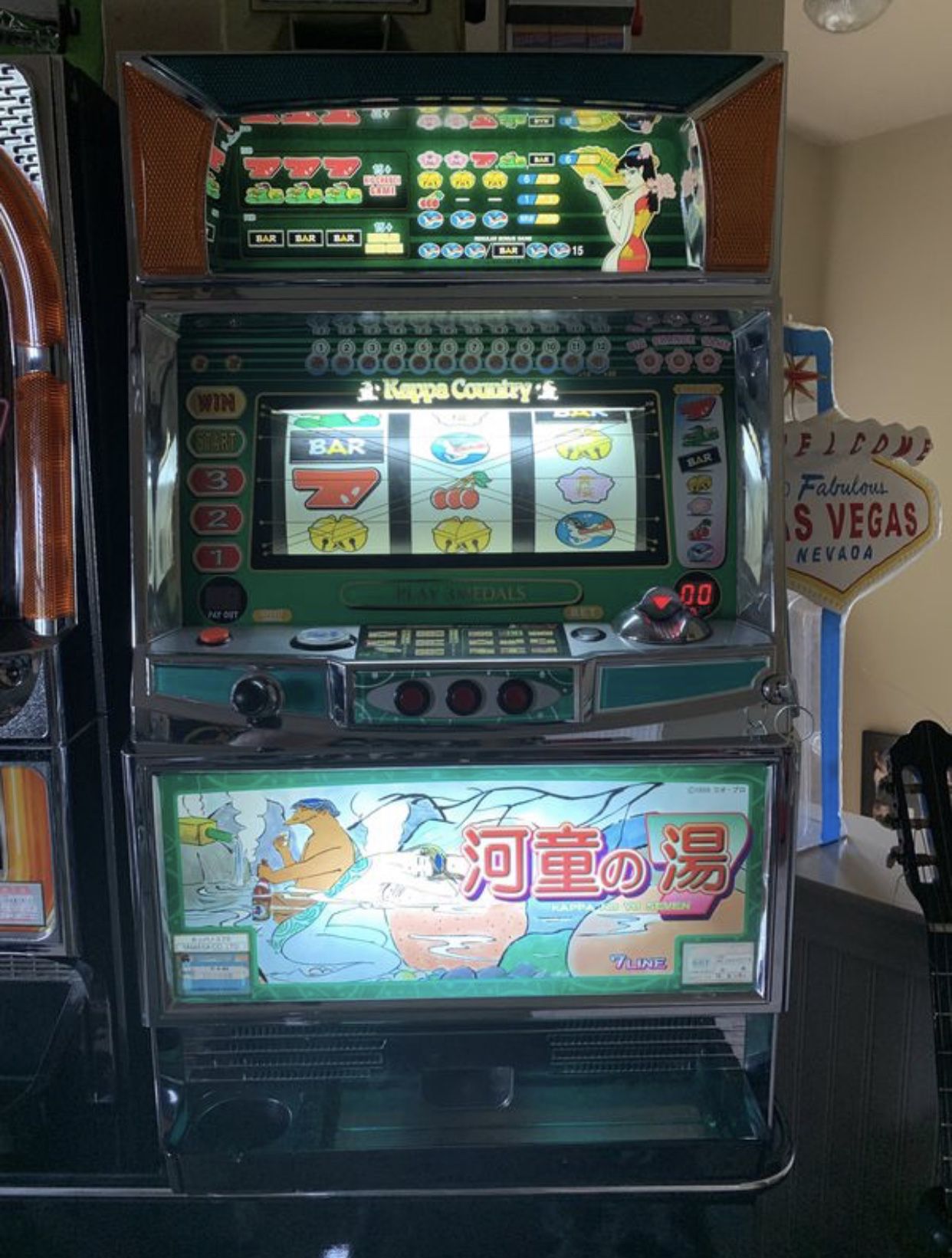 Slot Machine - works great-has keys and tokens