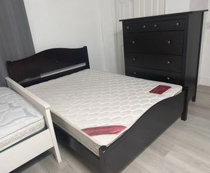 Full size bed / ikea dresser  / computer table