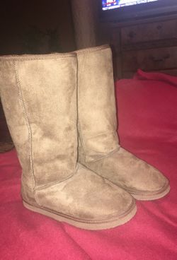 Warm boots size 8. Too small for me. Cream color and nutmeg color.