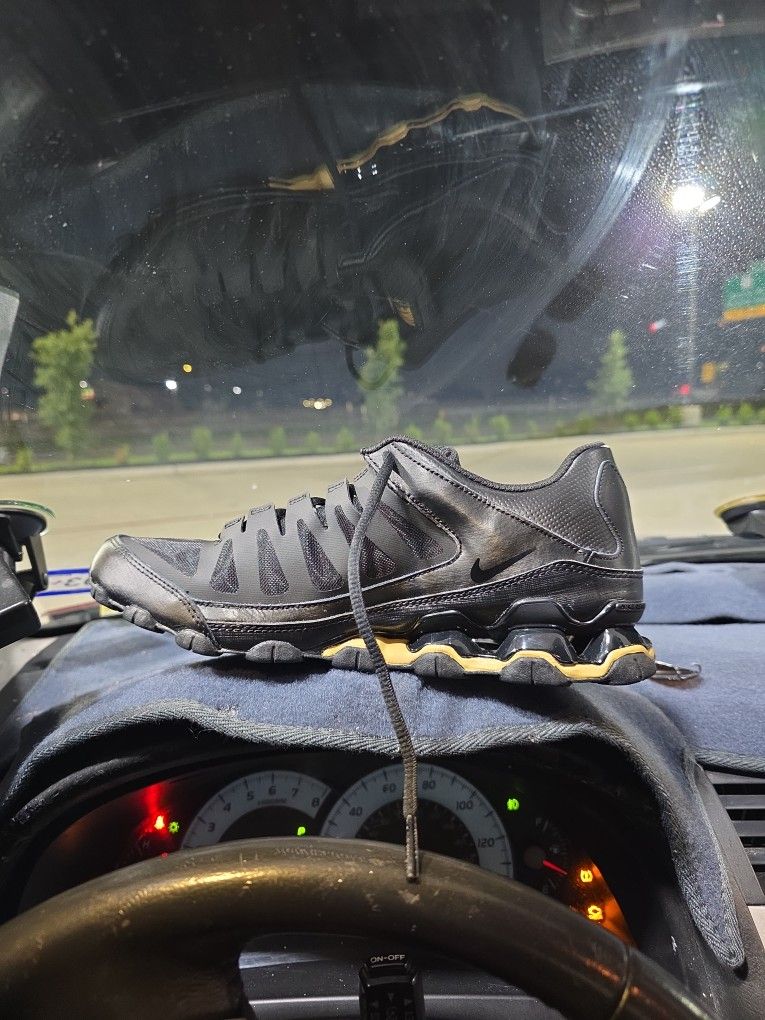 Never worn Nike Reax Men's 10.5 Blk Gold