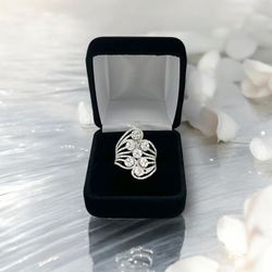 14kt 7.70g White Gold with Cluster of Diamonds Ring