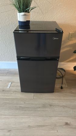 Midea 3.4 Cu Refrigerator Great Condition