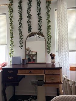 Vanity/desk w trifold mirror