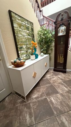 Beautiful white sideboard /tv stand in excellent condition 60” inches long