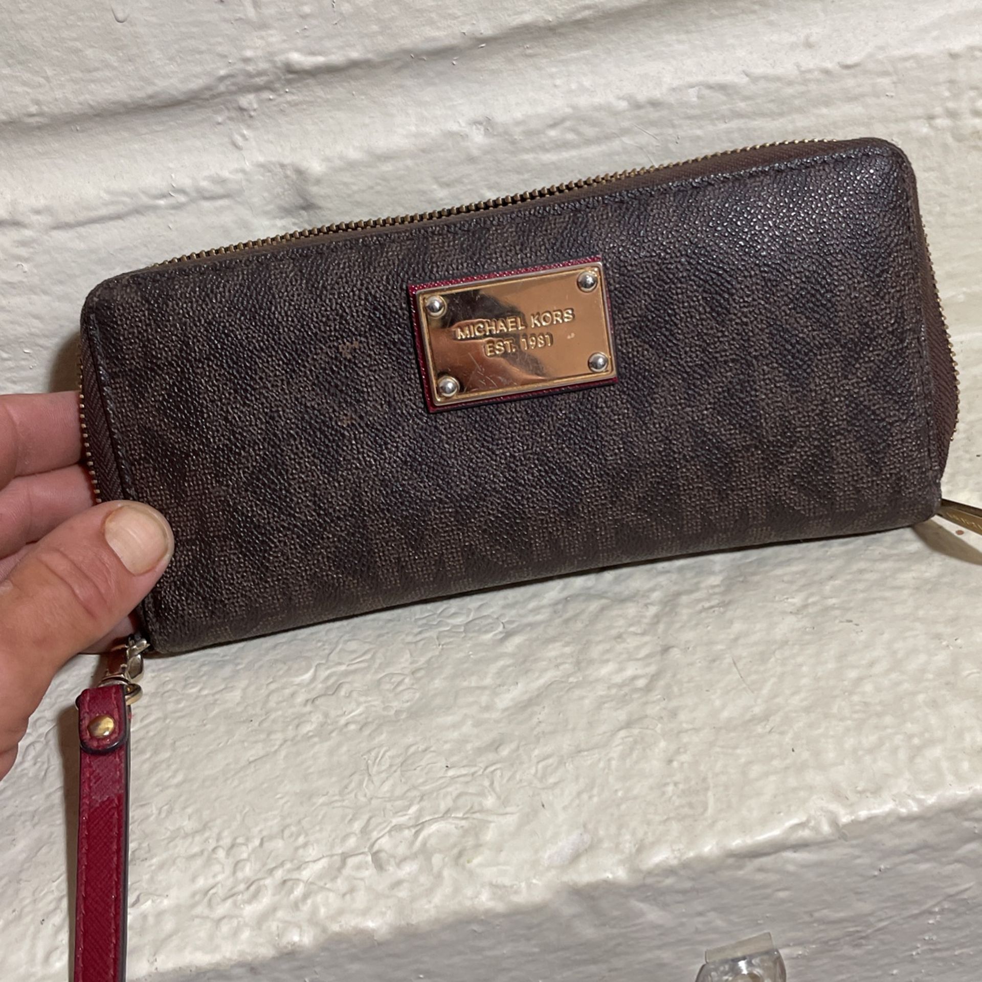 Michael Kors Rivington Stud Large Leather Wallet Turnlock Bright Red for  Sale in Pearl City, HI - OfferUp