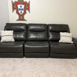 Extremely Comfortable Electric Leather Set Excellent Condition 