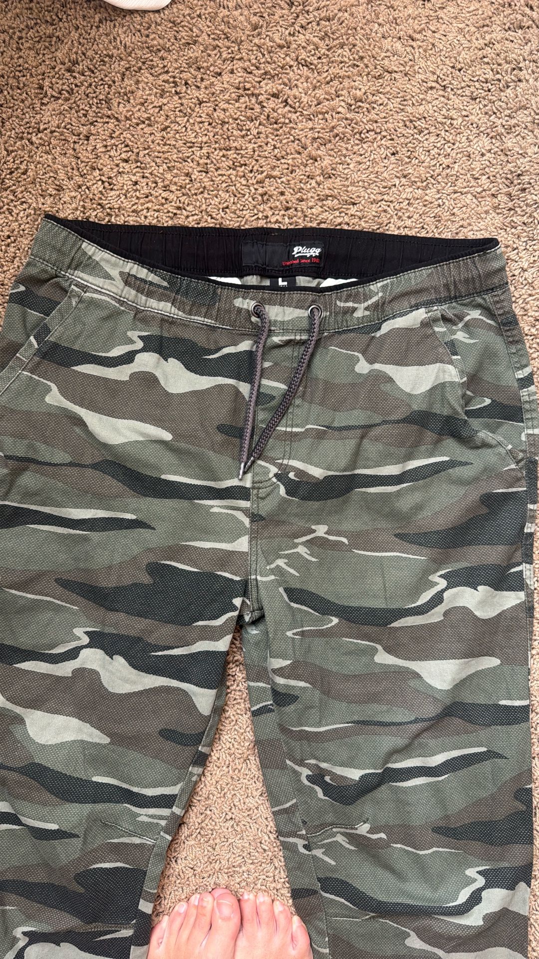 Plugg Men’s Large (36) camo joggers