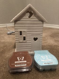 Scentsy Warmer + 2 Fragrances!