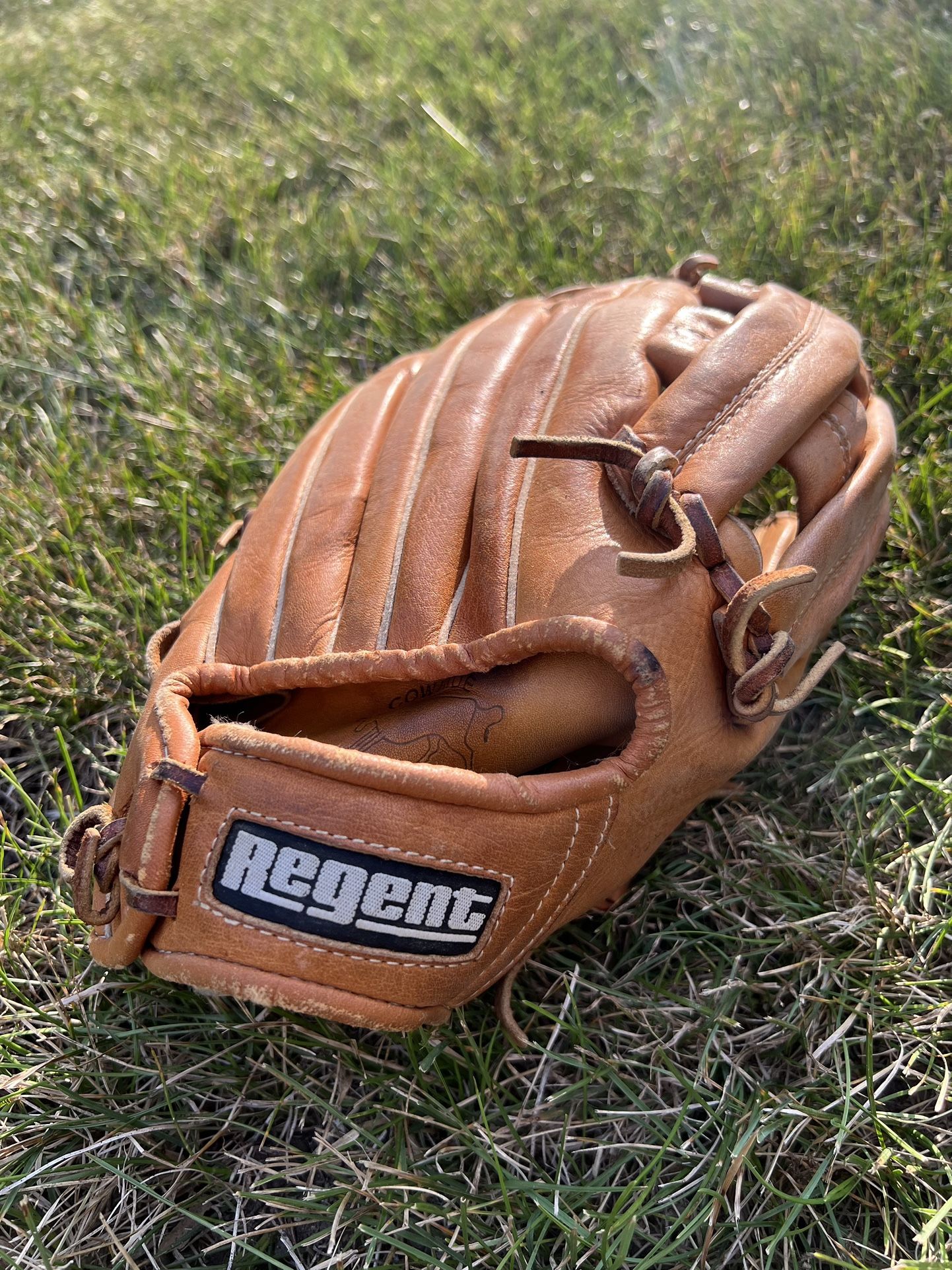 Vintage Regent Mag One Hand Crafted Cowhide Baseball Mitt / Glove (w/ Softball & Baseball)