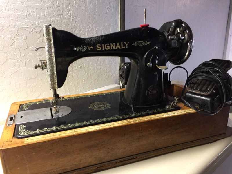 Vintage Japanese sewing machine - Signaly brand