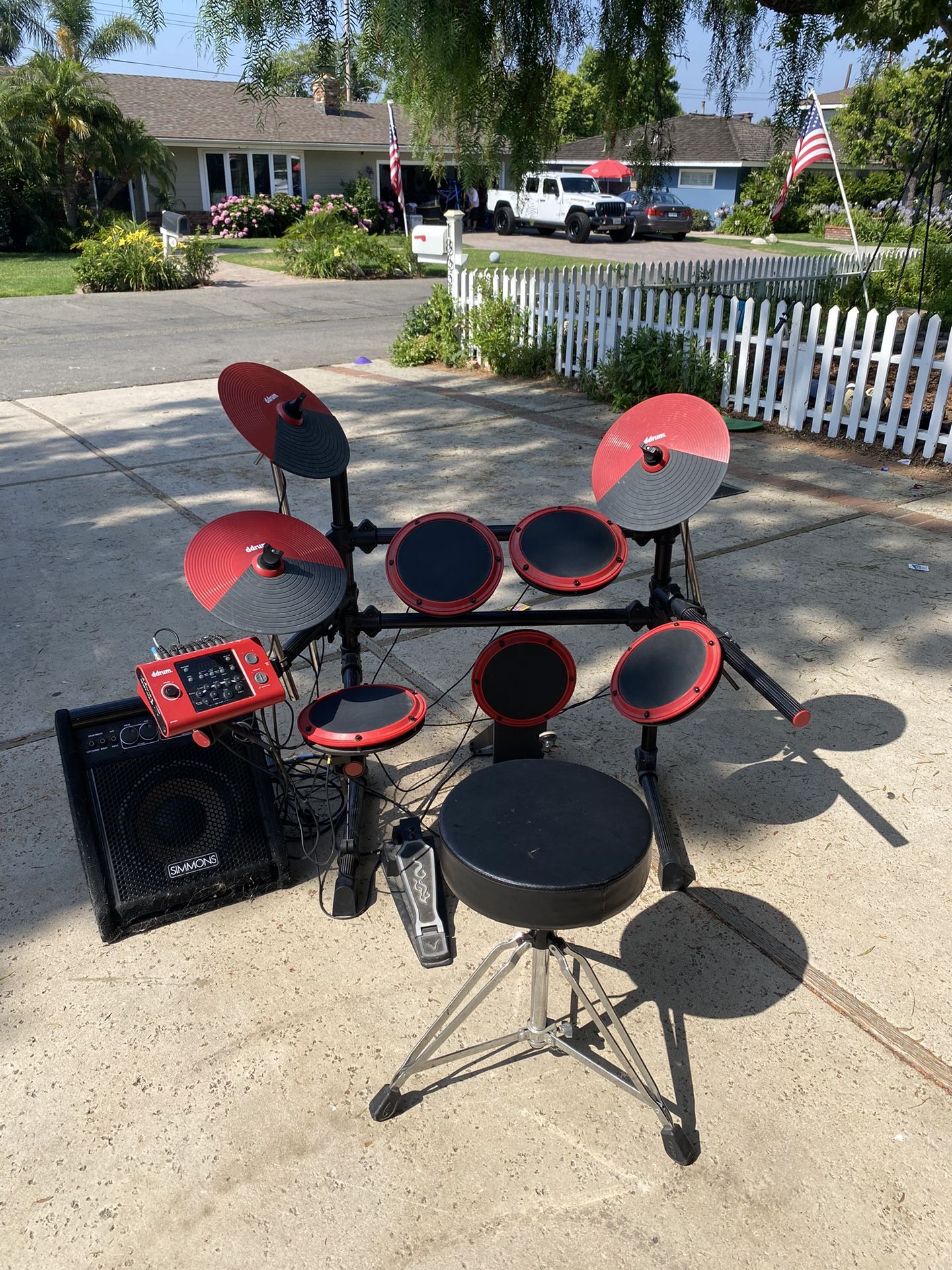 Ddrum DD1 100 Series Electronic Drum Kit w/ Simmons AD50 drum amp, peddles & throne!