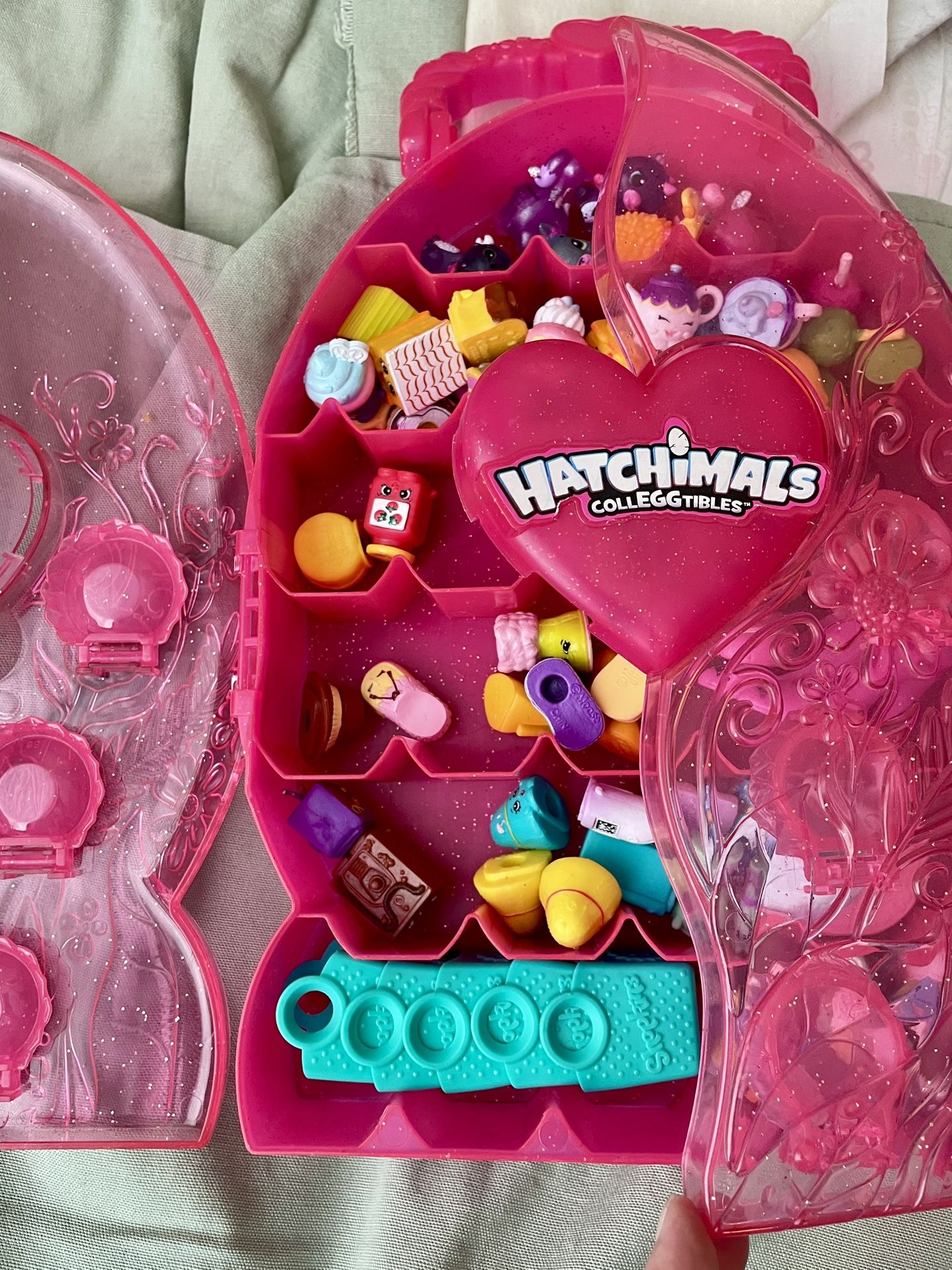 Hatchimals CollEGGtibles Case with Toys & Accessories