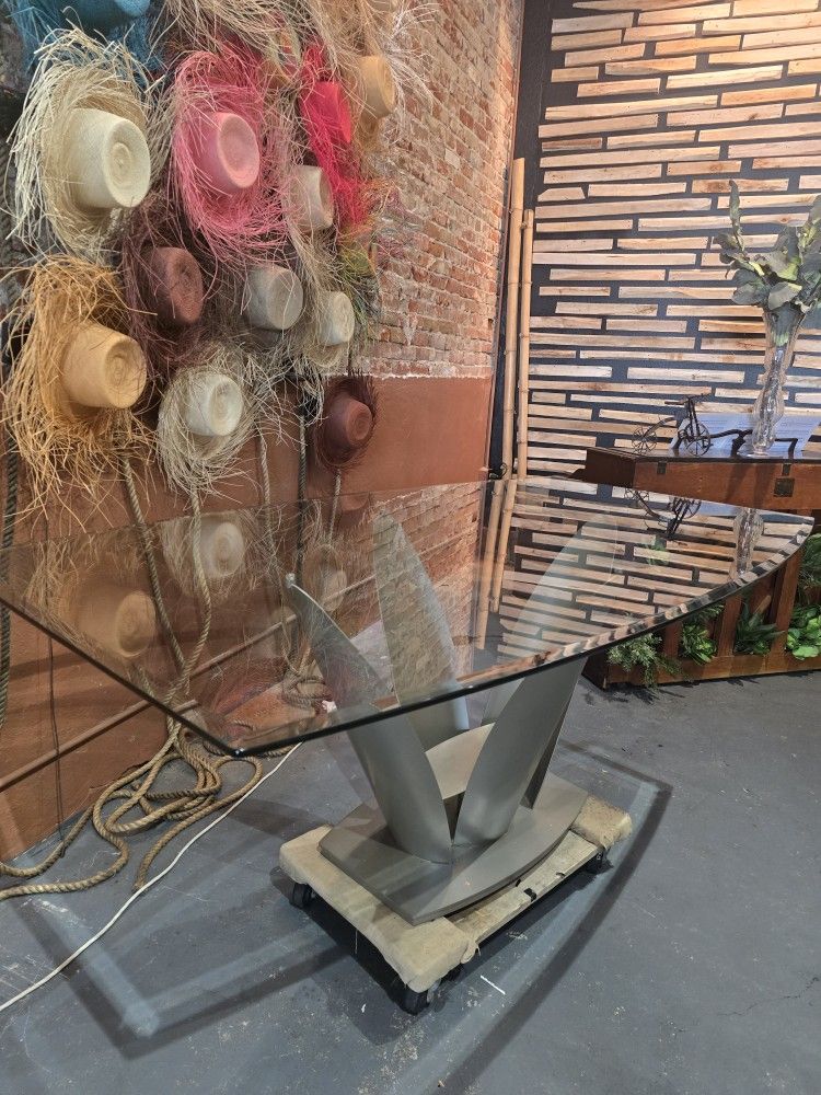 Glass Dining table/Retail