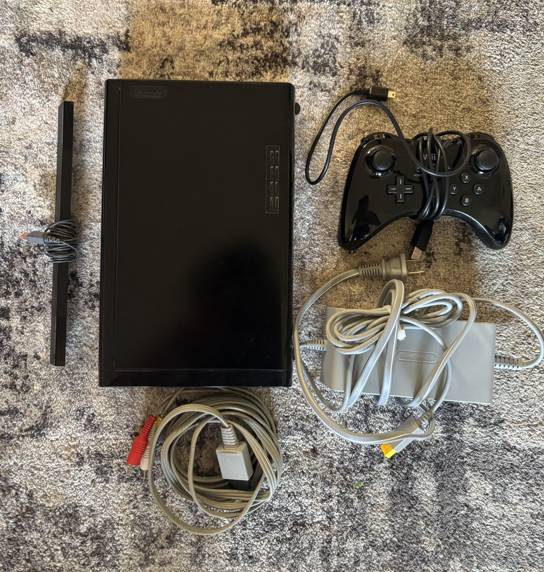 Wii U console (no gamepad) Wii U controller, 11 games & Wii controller all black