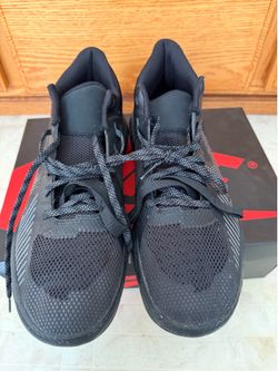 Tennis shoes