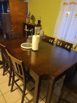 Dining set with leaf extension and six chairs
