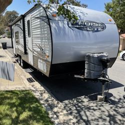 Great Condition. 2017 Rv 27 Foot Front To End 