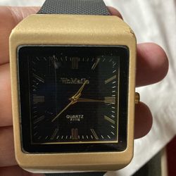 MENS WOMAGE BLACK AND GOLD WRISTWATCH