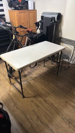 Foldable table