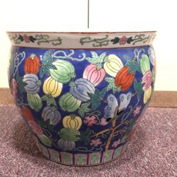 2 Beautiful identical floor flower pots . Sold together