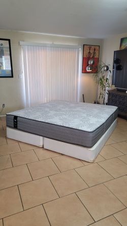 VERY NICE KING SIZR SEALY POSTUREPEDIC MATTRESS AND BOXSPRINGS FOR SALE! IN GREAT CONDITION, FREE DELIVERY