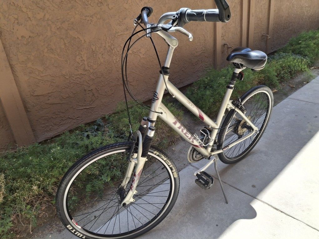 TREK HYBRID BIKE 21 SPEEDS TIRE 26 SIZE M