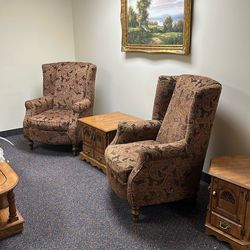 2 Accent Chairs In Excellent Condition