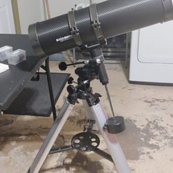 SOLOMARK 130EQ Newtonian Reflector Telescope with Barlow Lens, Smartphone Adapter, And Moon Filter.