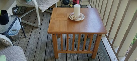 End Table. Like New