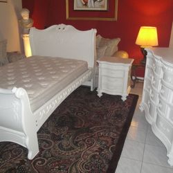 Disney Princess 4 PC set in IMMACULATE CONDITION, LIKE NEW 💯 Delivery available