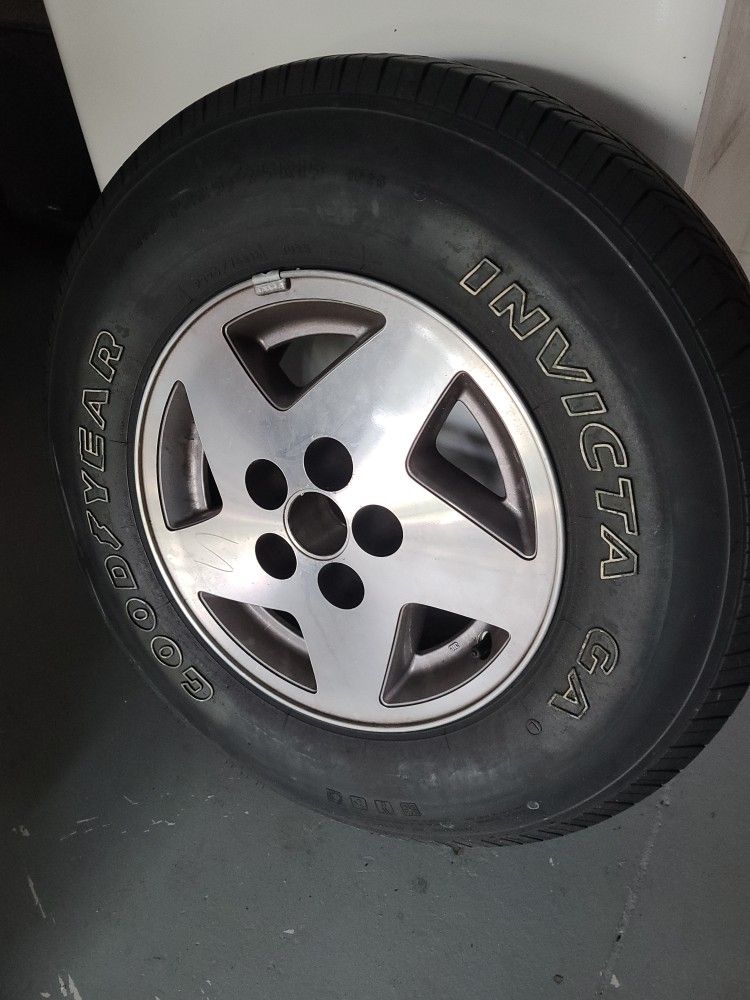 Jeep Cherokee Rim and Tire