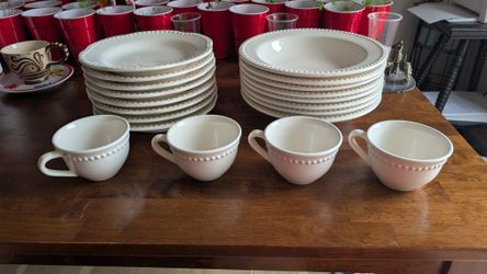 Pottery Barn 8 bowls 8 plates 4 cups 20 items in total