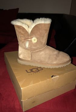 Ugg Bailey Botton Sz 6