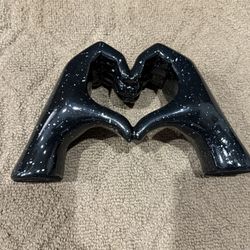 Black with white fat, loving hand decor