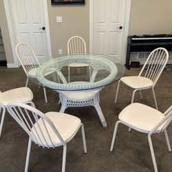 Indoor/outdoor Table and chairs - round table and 6 chairs