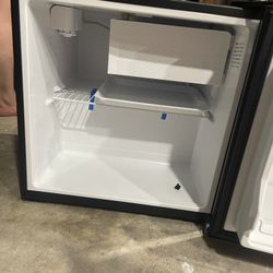 Haier 1.7 cu ft Mini Fridge 