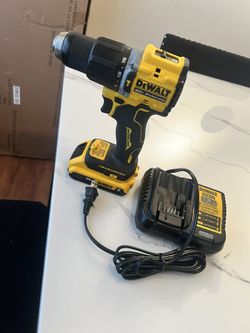 Hammer drill dewalt with battery and charger 