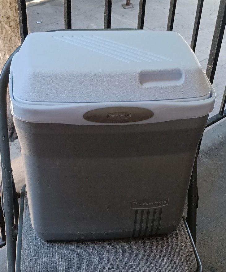 Rubbermaid Cooler
