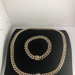Beautiful 14k gold plated 24 "cuban link necklace and 9" bracelet set
