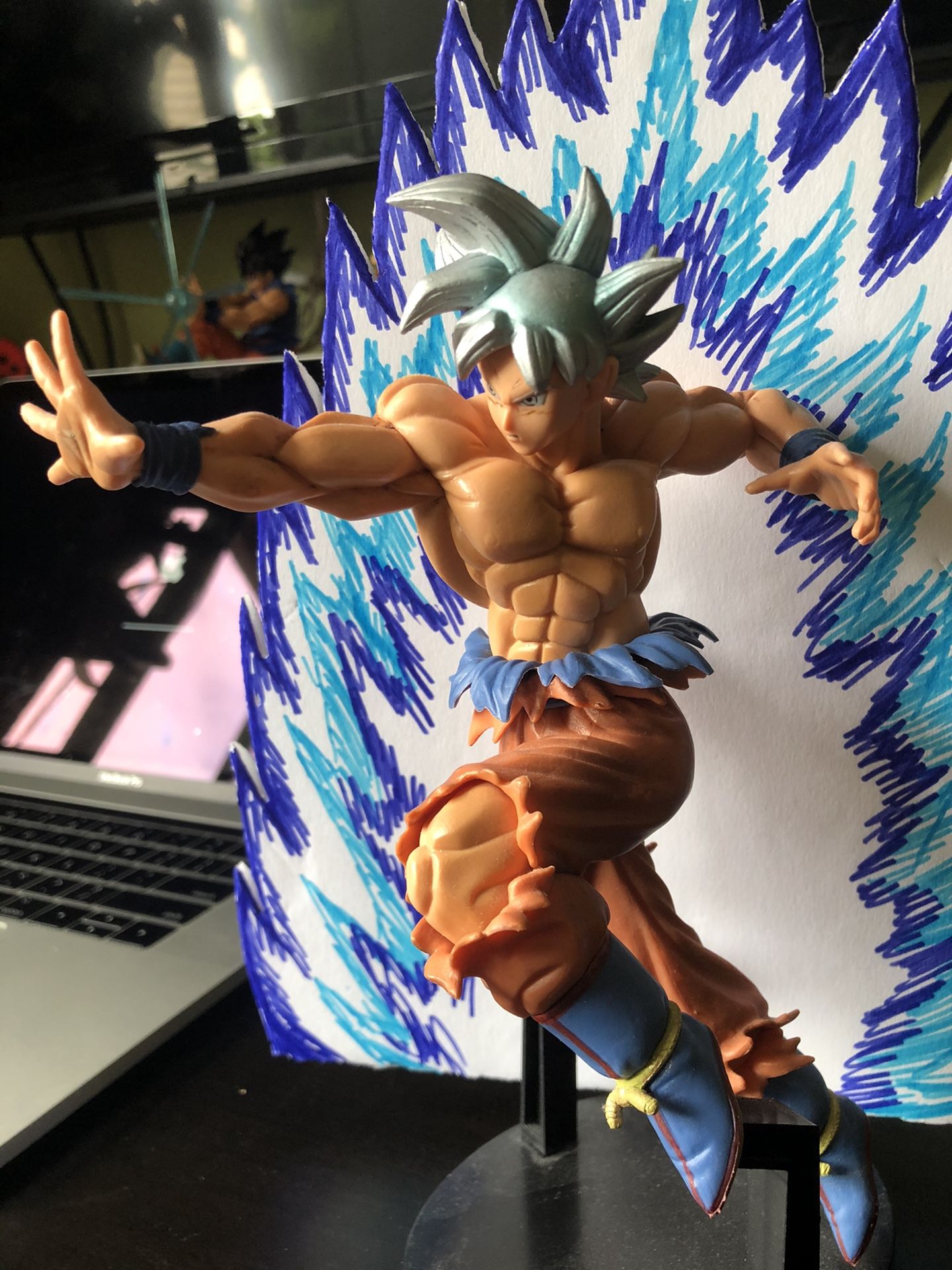 Ultra Instinct Goku figure/ figurine