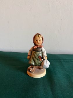 Goebel Hummel "Grandmas Girl" #211 Hum 561