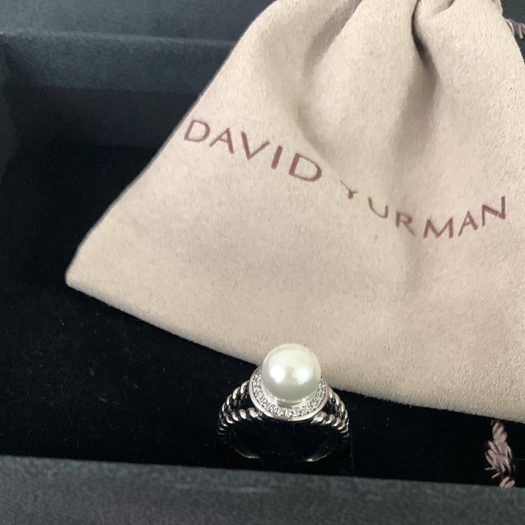 Woman David Yurman Pearl Ring in Sterling Silver with Pavé Diamonds