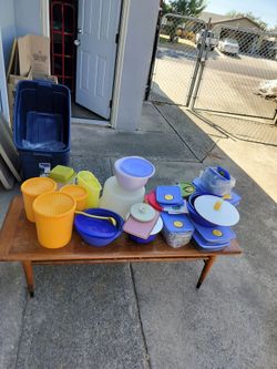 Tupperware..a lot of tupperware
