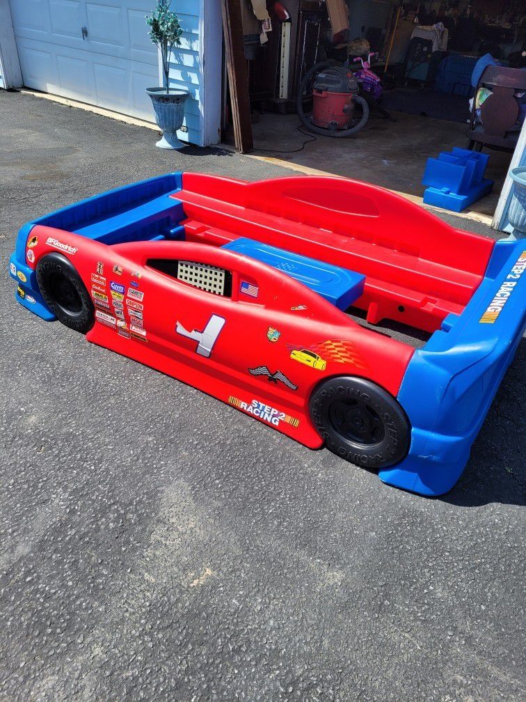 2 Kids Step 2 race car beds