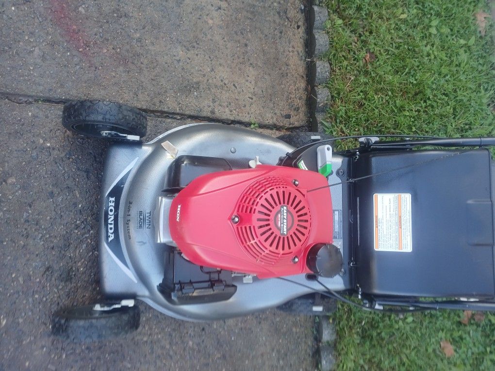 Honda GVC160 Twin Blade Self Propelled Mower With Blade Stop