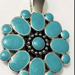 Gorgeous Premier Designs Flip Pendant. 