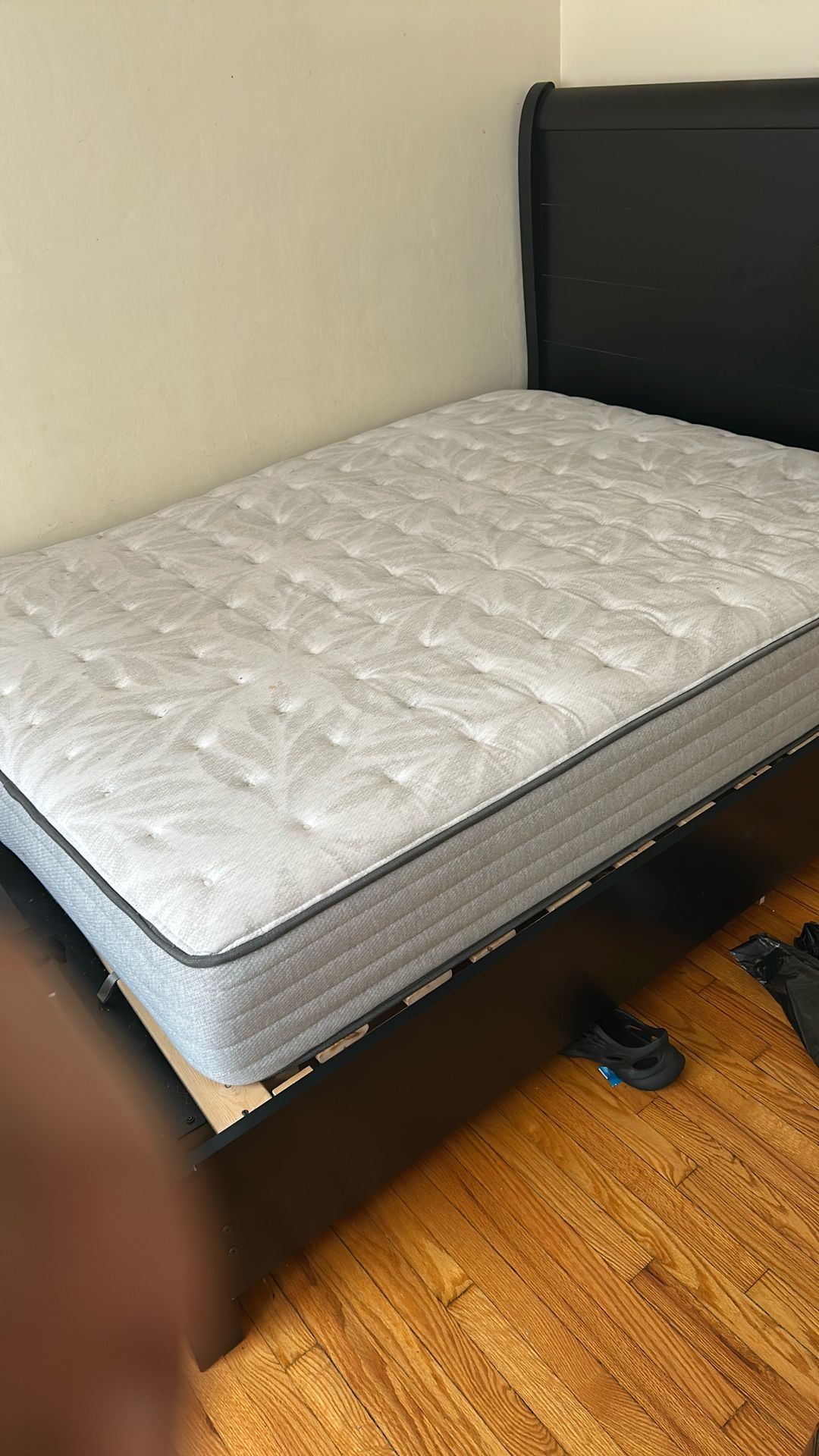 queen size bed *New*