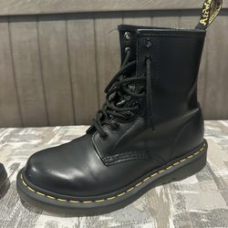Woman’s Dr. Martens Size 7